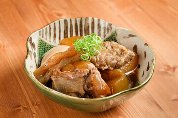 豚軟骨と大根の煮物