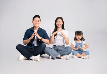  Imagefull body  of a happy asian  family posing on a white background