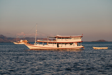 Obraz premium Sunrise and white boat