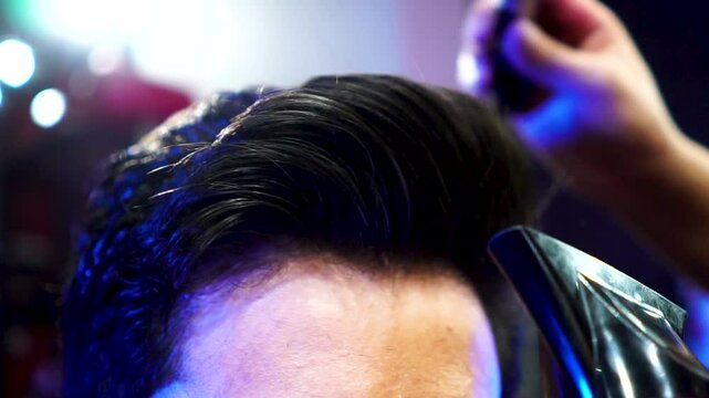 Peinado de cabello de hombre en una barberia 