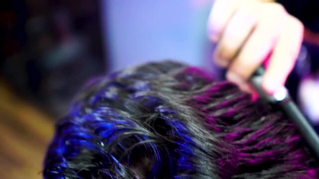 Peinado de cabello de hombre en una barberia 