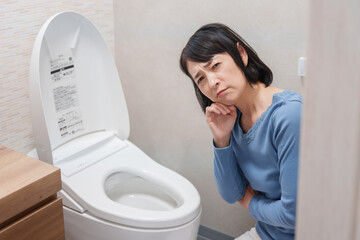 トイレのトラブルに悩むミドル女性