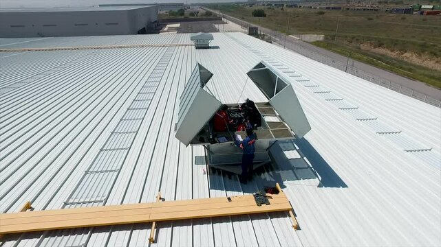 Personal dando Mantenimiento a un extractor de aire industrial 