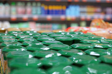 Obraz premium Rows of green bottle caps in a retail store
