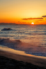 茅ヶ崎海岸、砂浜と日出の烏帽子岩