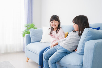 Obraz premium お家で仲良く遊ぶ女の子たち