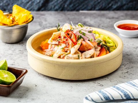 Cebiche peruano, pescado y cangrejo, chifles, aj&iacute;, limones