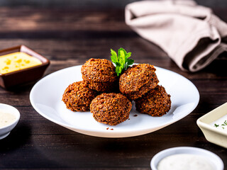 Falafel en plato blanco, comida árabe