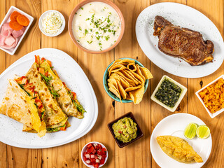 Comida quesadillas, carne a la parrilla, crema de espárragos, empanada argentina, bodegón cenital