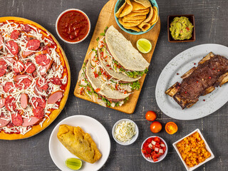 Comida pizza, tacos, carne a la parrilla y empanada argentina, bodegón cenital