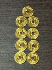 新品の五円玉を縦に並べた写真