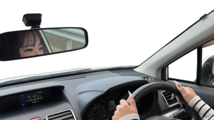 車を運転する女性のハンドルを持つ手とミラーに映る女性の顔　PNG透過素材