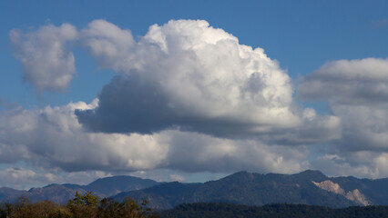 Obraz premium clouds over the mountains