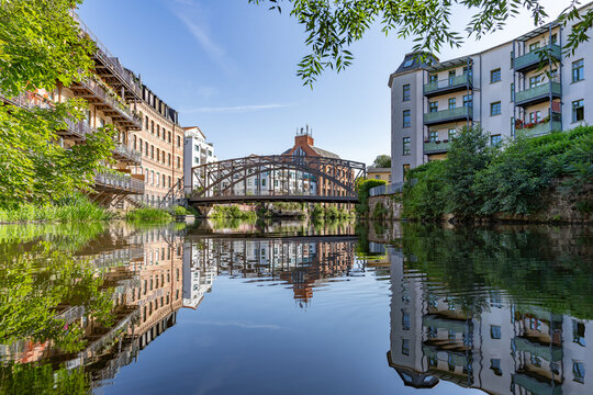 Wasserwege in Leipzig - die K&ouml;nneritzbr&uuml;cke von der wei&szlig;en Elster aus fotografiert	