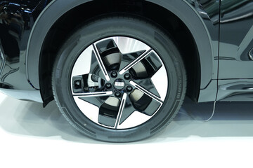 Obraz premium ล้อของรถไฟฟ้าแสดงที่นี่ Bangkok Auto Show ประเทศไทยถ่ายภาพ 8 ธันวาคม 2567