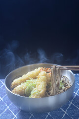 湯気の立ち昇る温かい海老天そば