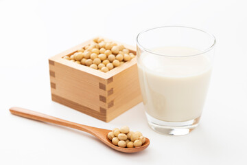 白背景に豆乳と大豆