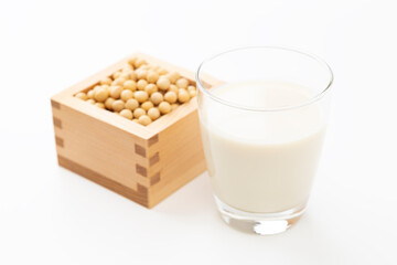 白背景に豆乳と大豆