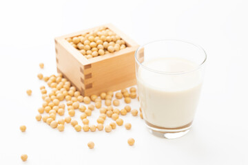 白背景に豆乳と大豆