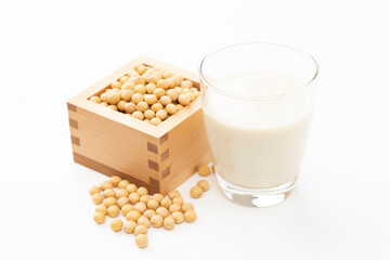 白背景に豆乳と大豆