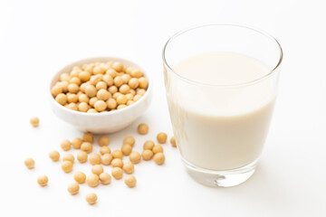 白背景に豆乳と大豆