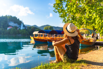 Fototapeta premium Tourist enjoying summer vacation at lake bled, slovenia
