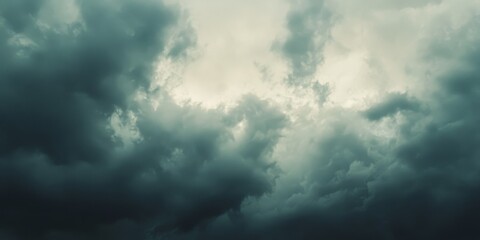 Obraz premium Overcast sky featuring dark clouds, creating a dramatic atmosphere. The gray clouds signify an impending downpour, enhancing the mood before rain begins to fall.