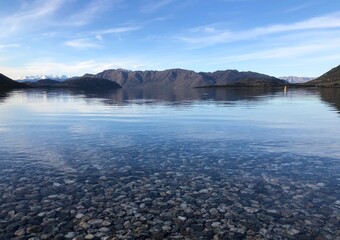 The crystal water at the lake Wanaka with the mountain behind