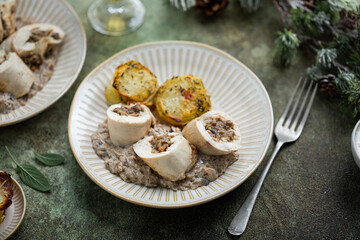 ballotines de poulet farcies aux champignons et châtaignes, pomme de terres grillées