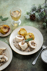 ballotines de poulet farcies aux champignons et châtaignes, pomme de terres grillées
