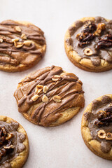 cookies en gros plan fait maison praliné noix de pécan et noisettes caramélisées, chocolat au lait et cacahuète