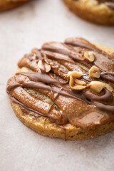 Cookie en gros plan fait maison au chocolat au lait, beurre de cacahuète et cacahuètes grillées