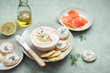 tartinade crémeuse de fromage frais saumon fumé et aneth et blinis