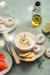 tartinade crémeuse de fromage frais saumon fumé et aneth et blinis
