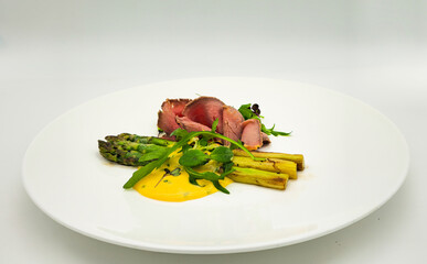 Salat vom gegrillten, grünen Spargel Roastbeef and Bozner Sauce