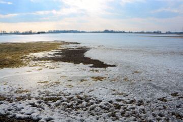 Winterliche Wiese mit Hochwasser