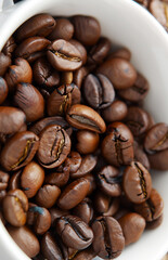 Obraz premium some coffee beans and a cup of coffee