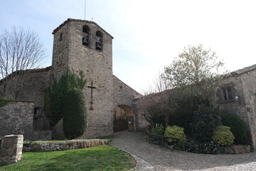 Fototapeta premium spain, tavertet, Iglesia de Sant Cristófol, building, medieval, church, ancient, fortress, history, sky, europe, travel, historical, city, landmark, fort, town, historic, fortification, tourism, sp