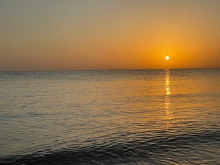 Fototapeta premium Wschód słonca nad Morzem Czarnym z piaszczystą plażą