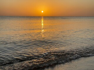 Wschód słonca nad Morzem Czarnym z piaszczystą plażą © Joanna