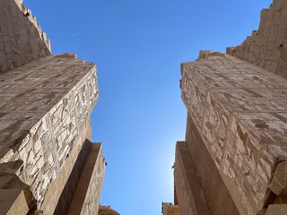 Hieroglify na starożytnych egipskich budowlach w Luksorze © Joanna