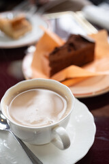 美味しいホットコーヒーを飲む