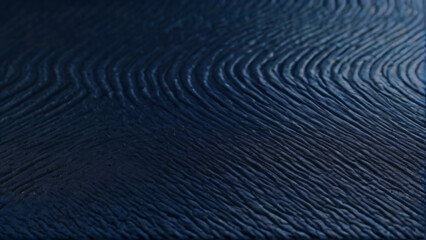 Eine strukturierte Oberfläche, die an weichen Samt erinnert, in tiefen Blau- und Silbertönen mit schwachen Lichtakzenten.KI Generated