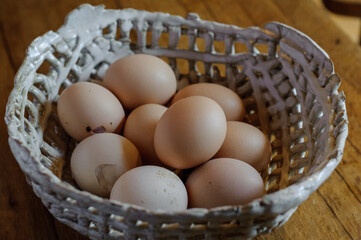 ザルに入れた生卵、赤玉子、赤卵