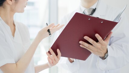 医療方針を話す医師と看護師