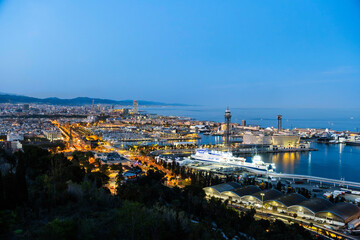 Blick auf den alten Hafen und die Stadt Barcelona bei Nacht, Barcelona, Spanien