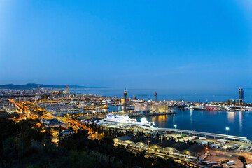 Blick auf den alten Hafen und die Stadt Barcelona bei Nacht, Barcelona, Spanien