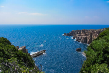 青い海と切り立った崖の壮大な風景