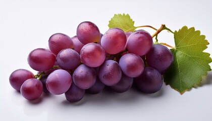 Fototapeta premium 真っ白な背景と紫のぶどう