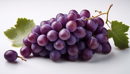 Fototapeta premium 真っ白な背景と紫のぶどう